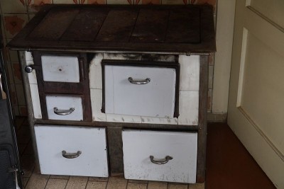 Starý sporák na tuhá paliva