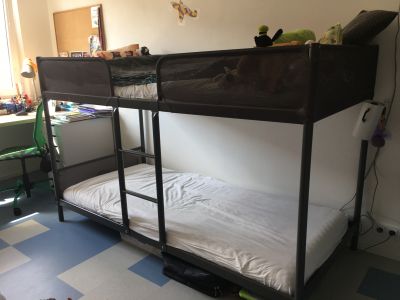 Kovová palanda Ikea a dvě matrace.