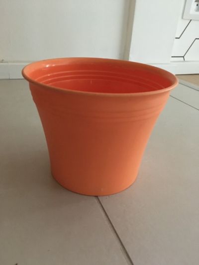 Oranžový plastový květináč