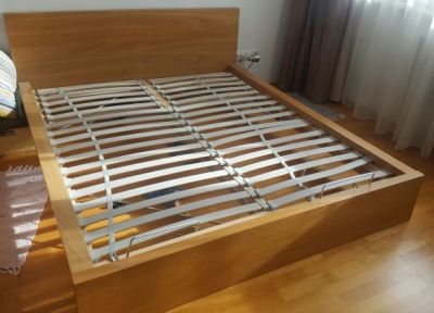 postel bez matrace
