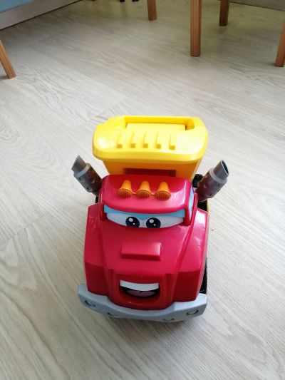 Daruji hračku, mluvící auto.