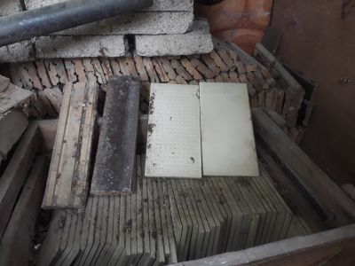 Stavební materiál (kachlíky, dlažba, trubka)