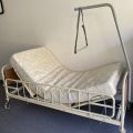 Nemocniční postel
