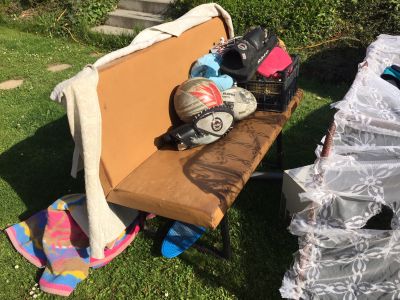 Obývákovou dvousedačka, lavice do čekárny.