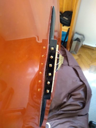 Zánovní prachobyčejná kytara na rozjezd