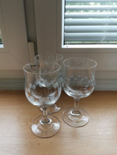 3 broušené sklenice