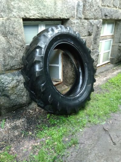 Daruji pneumatiku z traktoru