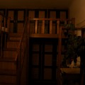 Dřevěné patro se schody i skříní