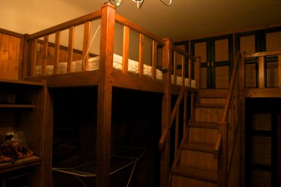 Dřevěné patro se schody i skříní