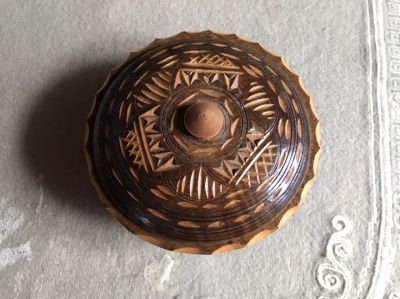 Dřevěná miska s ručně zdobeným poklopem
