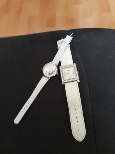 Dvoje dámské hodinky