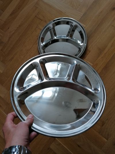 Dva nerezové talíře průměr 32 cm