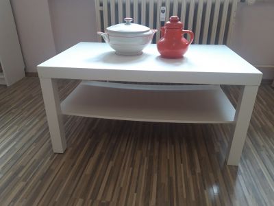 Bílý stolek IKEA