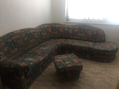 ROZKLÁDACÍ SEDAČKA S ÚLOŽNÝM PROSTOREM A TABURETEM