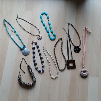 Různé náhrdelníky