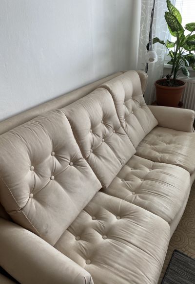 Sedačka a dvě křesla světle béžové barvy