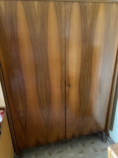 Dřevěná vintage skříň