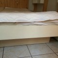 Postel (možnost s matrací a ochranným potahem)