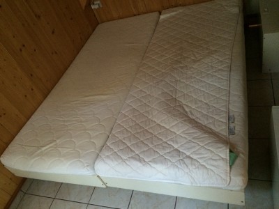 Postel (možnost s matrací a ochranným potahem)