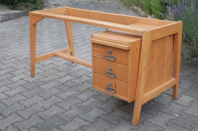 Dřevěný stůl bez desky