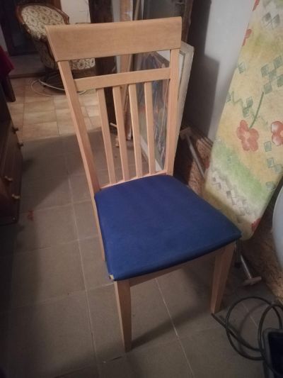 tři polstrované židle