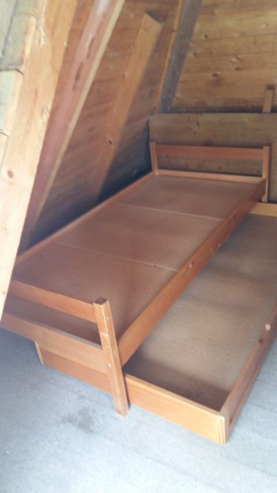 Dřevěná postel bez matrace