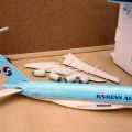 Kovový model letadla Korean Air na stojánku - dekorace