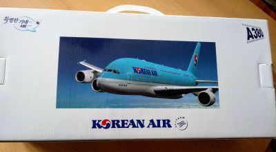 Kovový model letadla Korean Air na stojánku - dekorace