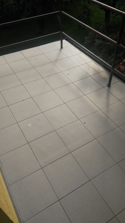 Balkónové kachlíky použité v dobrém stavu