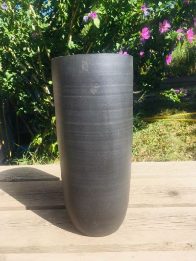 vysoká hliněná váza
