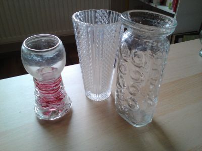 Tři skleněné vázy. Pouze Praha.