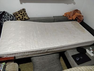 Dvě použité matrace