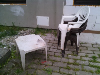 Plastové židle + stoleček
