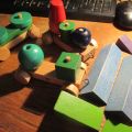 dřevěné hračky - tři autíčka a nějaké kostky
