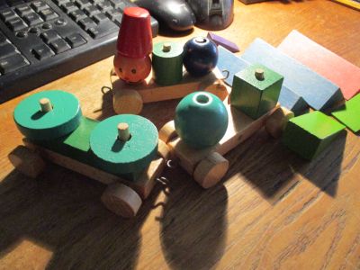 dřevěné hračky - tři autíčka a nějaké kostky
