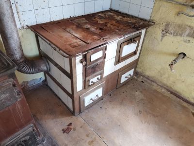 Stará kachlová kamna k renovaci