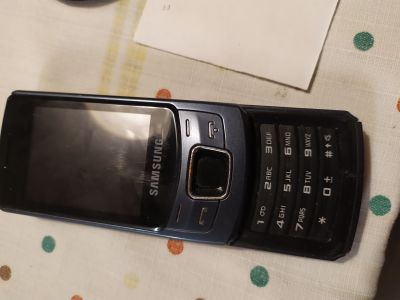 Starý duální mobil Samsung GT-C 6112