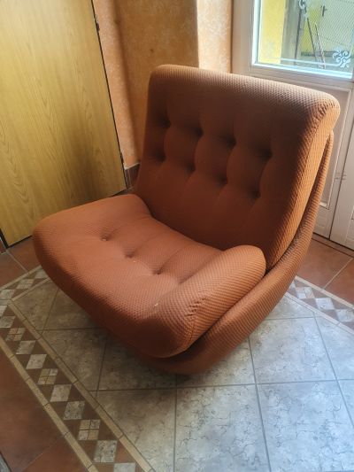 Světlé hnědé plyšové křeslo