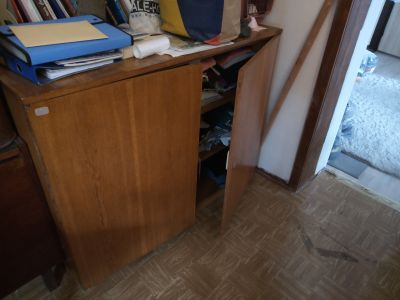 Menší skříň, starší