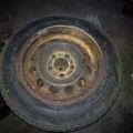 2 sady plechových disků s pneu
