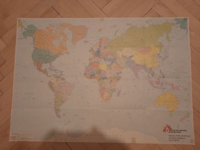 Daruji papírovou mapu světa o rozměrech 84 cm x 60 cm