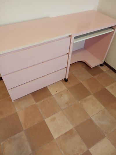 Růžový stůl a komoda se třemi šuplíky z Ikea