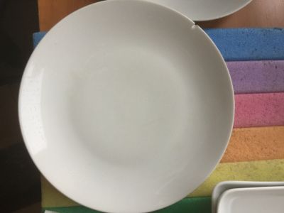 2x porcelánový talíř mělký-odštípnuté nebo poškrábaný povrch