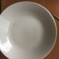 2x porcelánový talíř hluboký-odštípnuté okraje nebo poškráb.