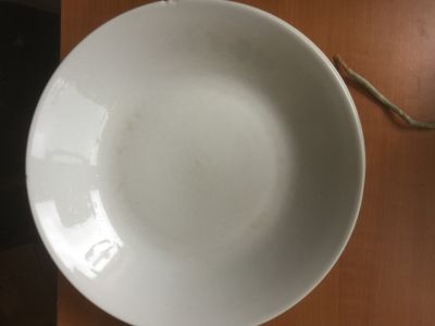 2x porcelánový talíř hluboký-odštípnuté okraje nebo poškráb.