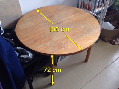 Dřevěný kulatý stůl