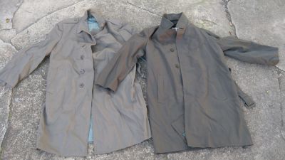 Dva vycházkové lampasácké kabáty
