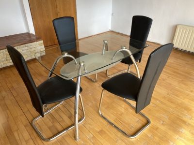 Skleněný jídelní stůl a čtyři židle