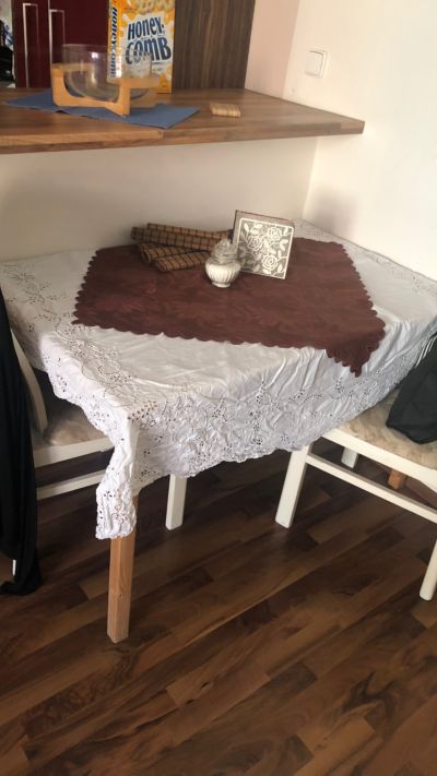 Obyčejný jídelní stůl a 3 židle