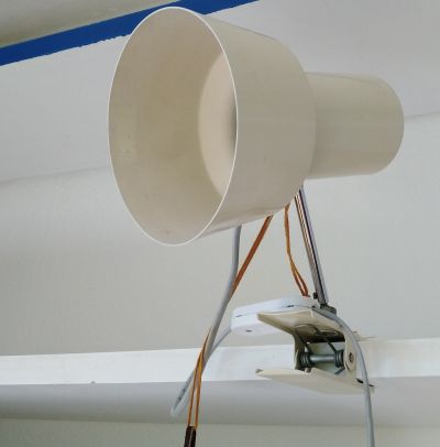 Retro kovová lampa – bílá